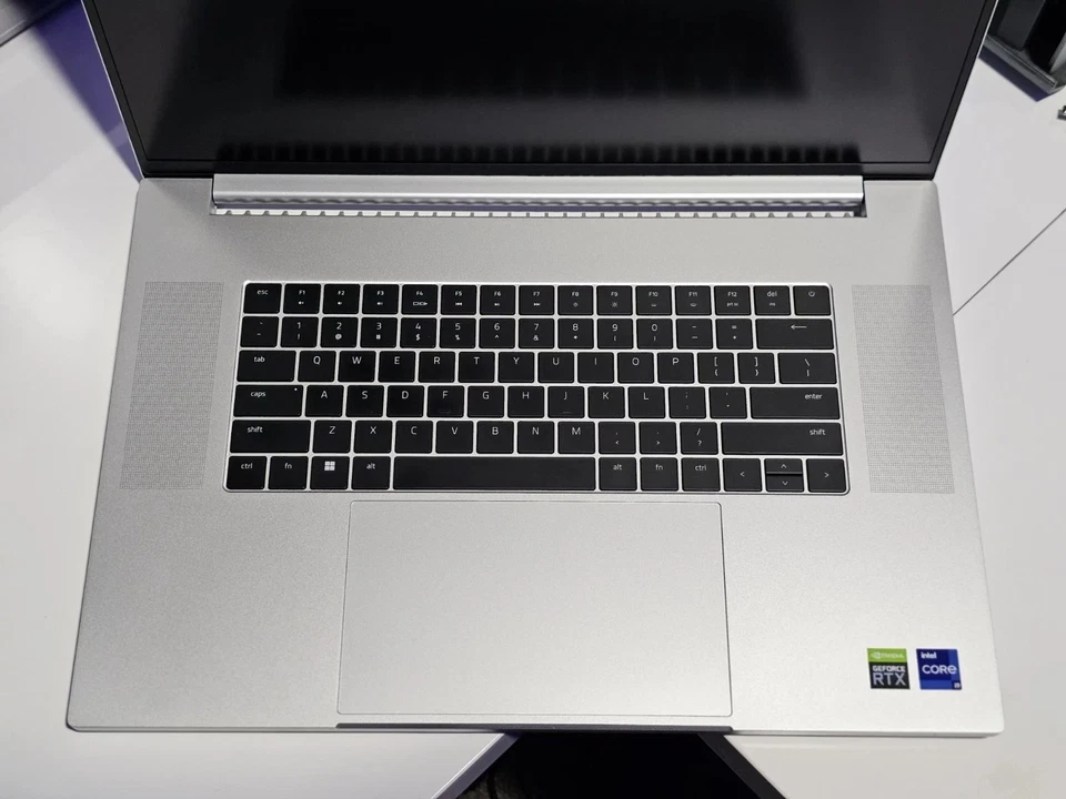 Razer Blade 18 / 2TB SSD / Core i9 14900HX / QHD+ 300HZ / 32GB RAM / 4090 - Image 3 of 4