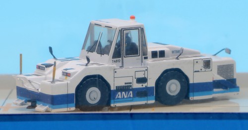 JC Wings GSE 1:200 GSE2WT500E06 ANA WT0500E Airport Tug Truck Diecast Model - Picture 4 of 5