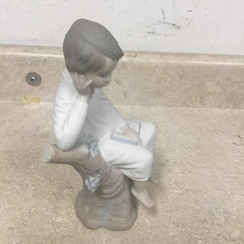 FIGURINA LLADRO THINKER LITTLE BOY BISQUE finitura opaca firmata juan Lladro 9"T - Foto 2 di 5