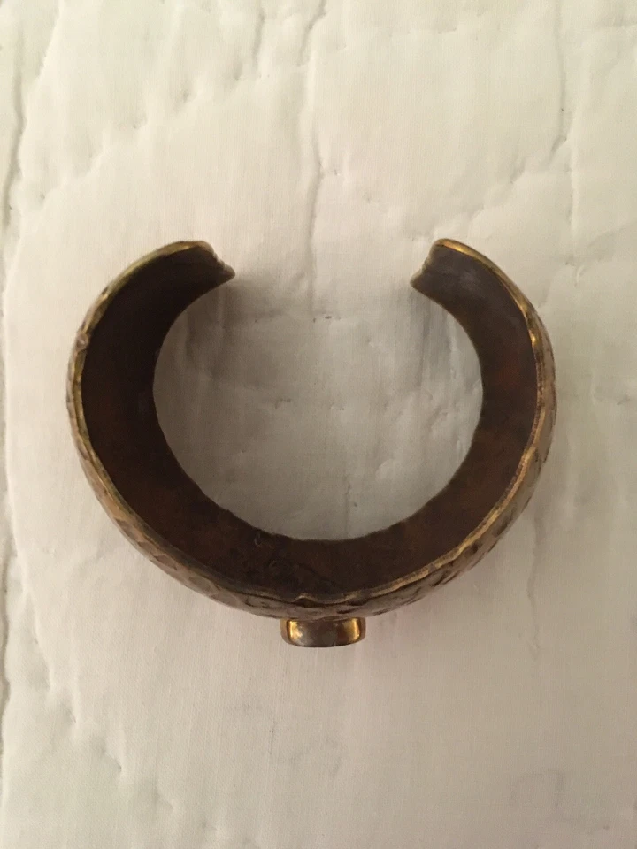 Brazalete de cobre martillado con coral Foto 2 de 4