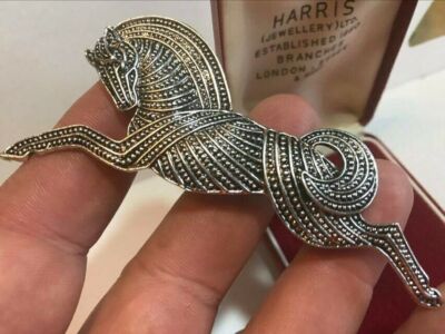 Art Deco / Keltischer Stil Silberfarbene Brosche mit galoppierendem Pferd