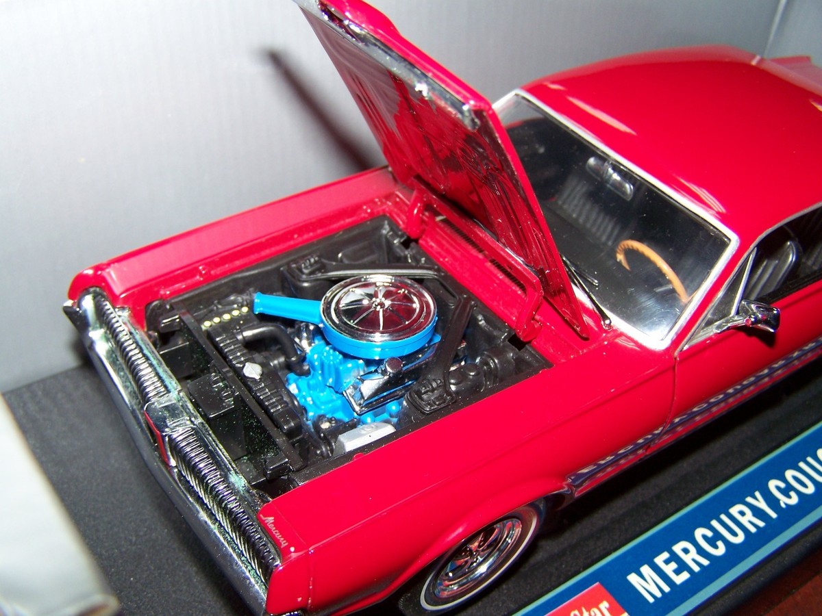 Sun Star 1967 Mercury Cougar XR7 Metal Die Cast 1:18 Scale Model