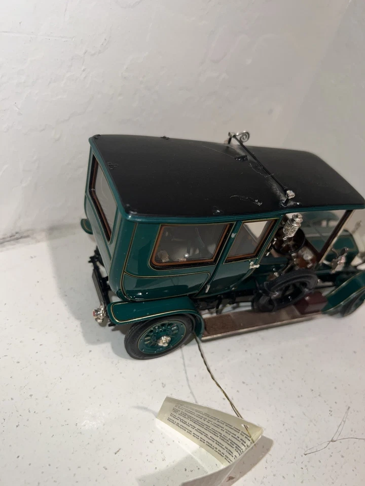 Franklin/Danbury mint 1:24 1907 Rolls-Royce silver ghost classic model Limousine - Image 3 of 4