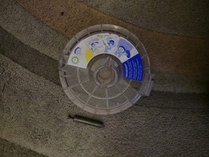 Dyson Dc33 Kupplungsstaubsauger Teil - Post Motor Filter Abdeckung Trim Scharnier & Stift