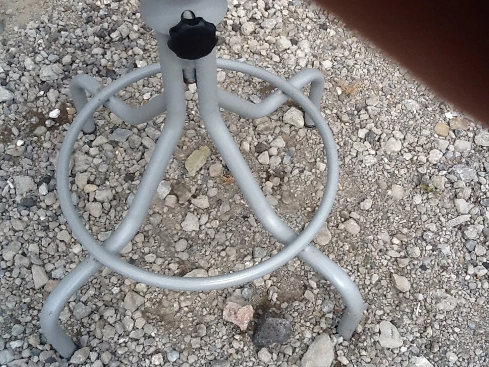 4 Base Ancha Ind. Taburetes metálicos 360 - Ajustables 22" a 28" - Centro de tablero de madera. Foto 4 de 4