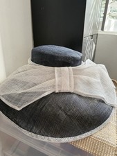 Wyścigi ślubne Damski kapelusz Fascynator – Kość słoniowa/Biały – Specjalna okazja – Fabrycznie nowy z metką