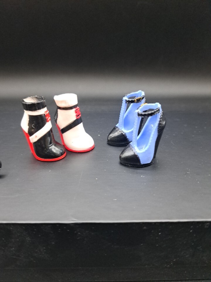 LOL Surprise OMG Downtown Girl Replacement Shoes and Clothing 2-Pack