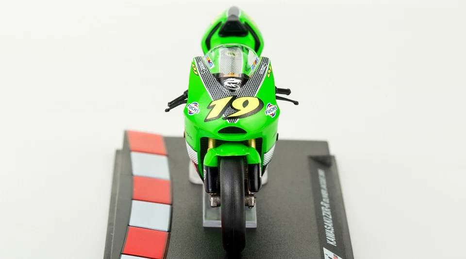 Kawasaki ZXR-R Olivier Jacque 2005 Scala 1:24 Modellino Classe MotoGP Numero 19 - Immagine 4 di 4