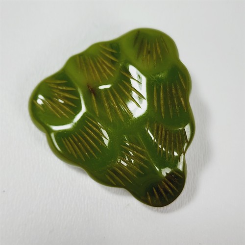 Abito vintage verde intagliato in bachelite foglia curva clip bavero  - Foto 1 di 6