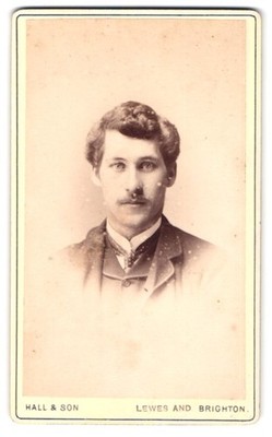 Fotografie Hall & Son, Brighton, 80 West Street, Porträt eines jungen Mannes 