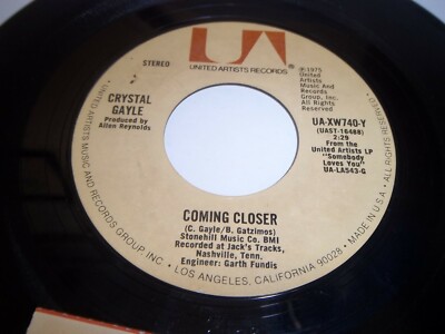 CRYSTAL GAYLE  SOMEBODY LOVES YOU .. COMING CLOSER UA-XW740-Y 45RPM