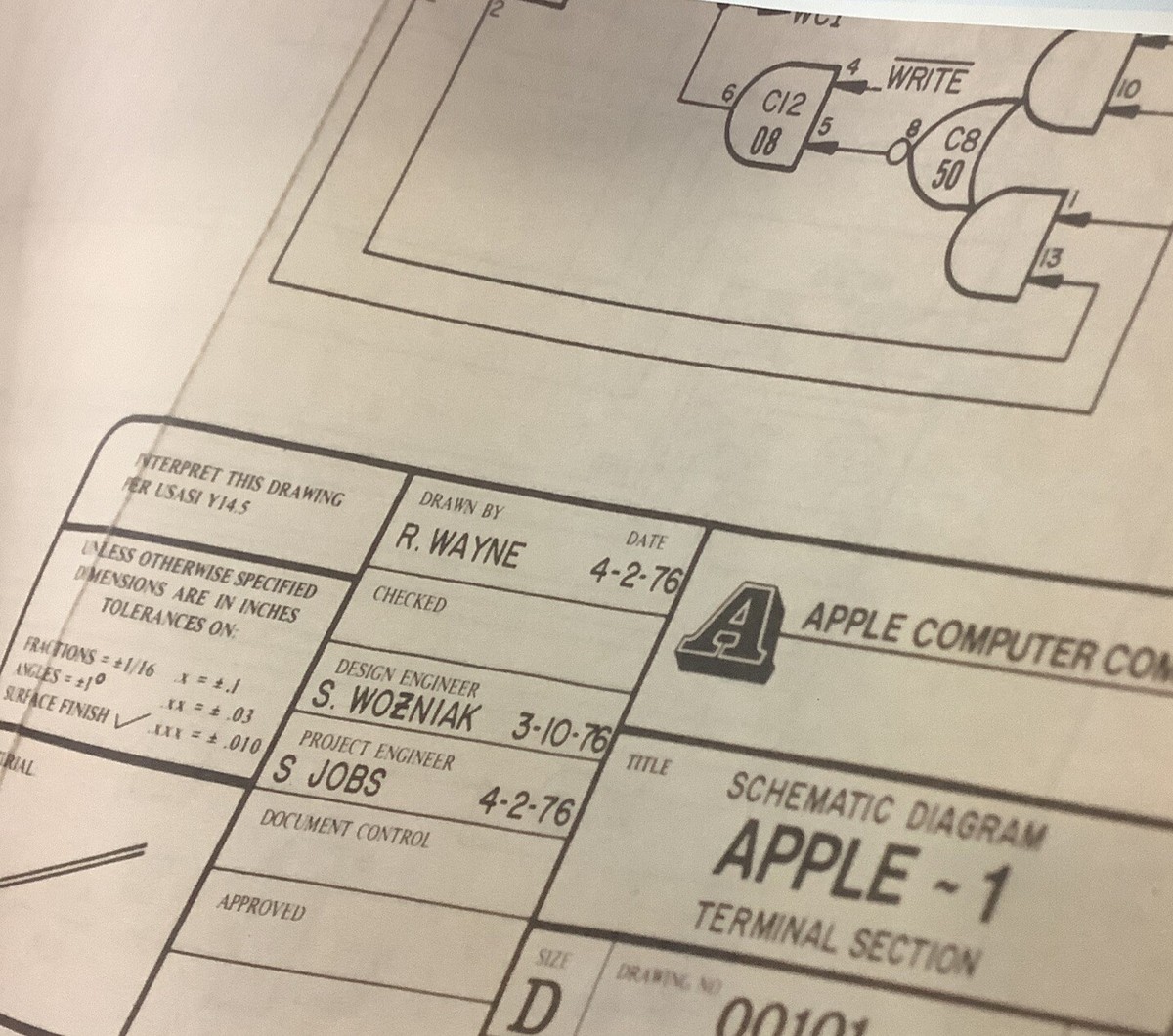 Iconic: APPLE プロダクト写真集　(英語版） Amazon | Iconic: A Photographic Tribute to Apple Innovation