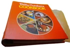Betty Crocker cookbook red pie design 5 ring binder 1971 10th printing