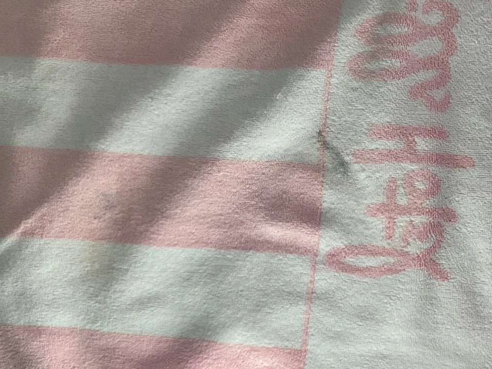 Toalla de piscina a rayas rosa y blanco de colección “The Beverly Hills Hotel & Bungalow” Foto 4 de 4