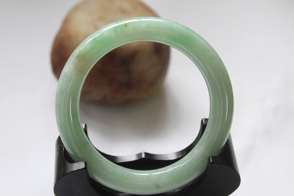 РЕДКИЙ СЕРТИФИЦИРОВАННЫЙ необработанный браслет из натурального (класс A) яблочного зеленого нефрита жадеита 56 мм - Изображение 3 из 4