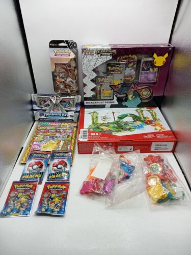 Lotto pokemon Celebrations Collection Dragapult, Battle Deck e altri gadget - Imagen 1 de 16