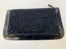 Elegante pochette nera con pelliccia di agnello del marchio italiano di lusso Furla