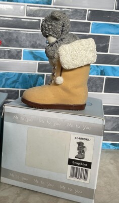 SNUG BOOT - RARE BOXED ME TO YOU BEAR FIGUR RESIN ORNAMENT (UGG BOOT/SHOE)
