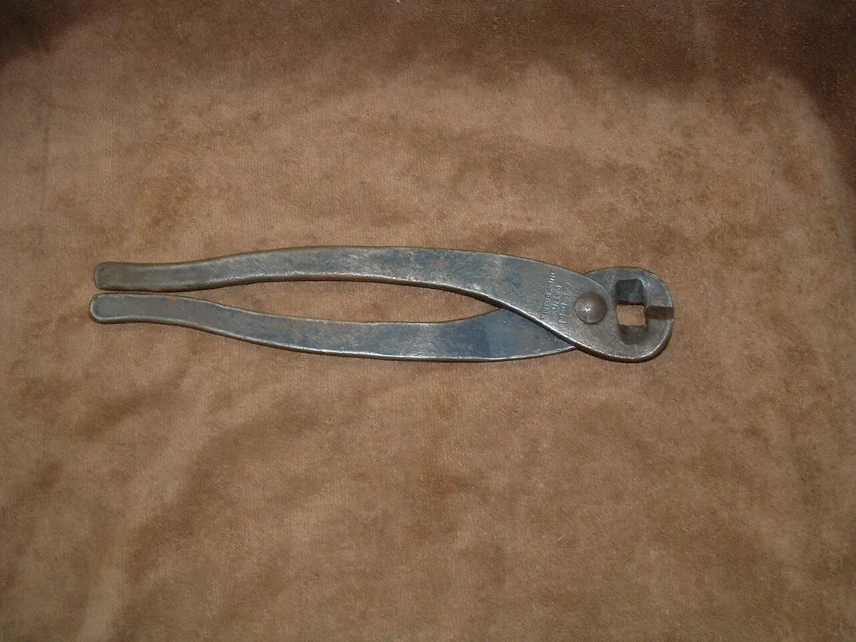 RARE ANTIQUE STAMPED JULY 29TH 1913 WEED TIRE CHAIN REPAIR PLIERS