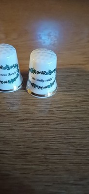 Ein schönes Paar Porzellan Fingerhüte mit Bildern von Sprüchen und von den Freundschaftsspielen