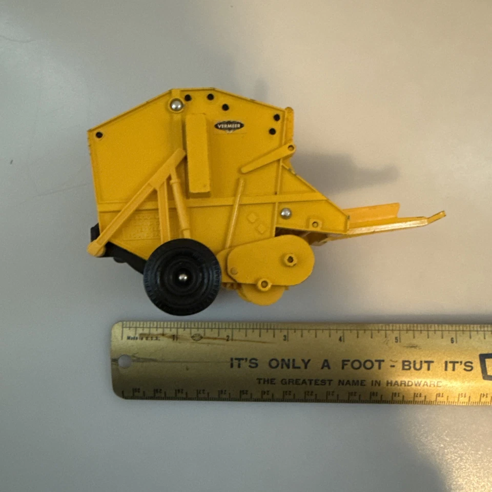 Empacadora redonda Gran Bretaña Farmhand Vermeer 1981 con paca Foto 3 de 4