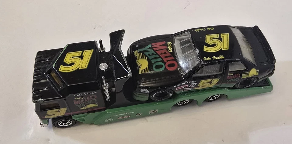 Matchbox MelloYello 1983 Kenworth Cabover Racing Transporter 90Chevy Lumina Б/у - Изображение 4 из 4