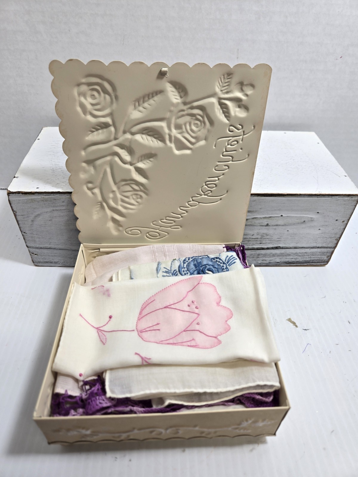 VTG METAL DECORATIVE HANKERCHIEF BOX WITH 8 VTG H… - image 2