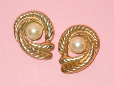 Small Dainty Gold Plate And Faux Pearl Shoe Clips 