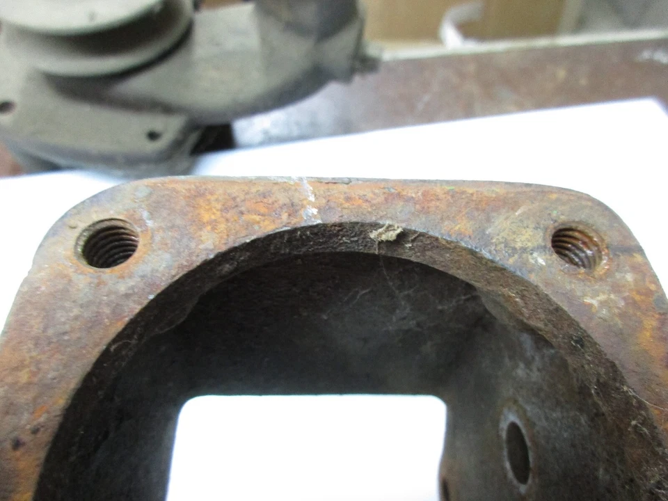 USED JOHN DEERE A TRACTOR VORTEX AIR CLEANER MANIFOLD ADAPTER BRACKET A526R - Image 2 of 4