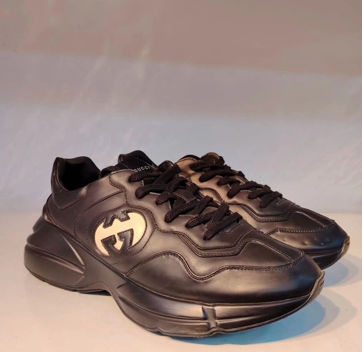 Baskets homme Gucci Rhyton avec emboîtement GG taille Gucci 9 noir ivoire
