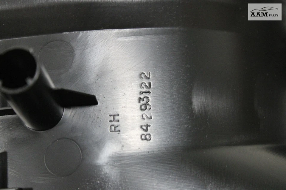 2018-2024 CHEVROLET EQUINOX TAMPA DE PLACA DE ARRANHÃO DE SOLEIRA DE PORTA FRONTAL DIREITA FABRICANTE DE EQUIPAMENTO ORIGINAL - Imagem 4 de 4