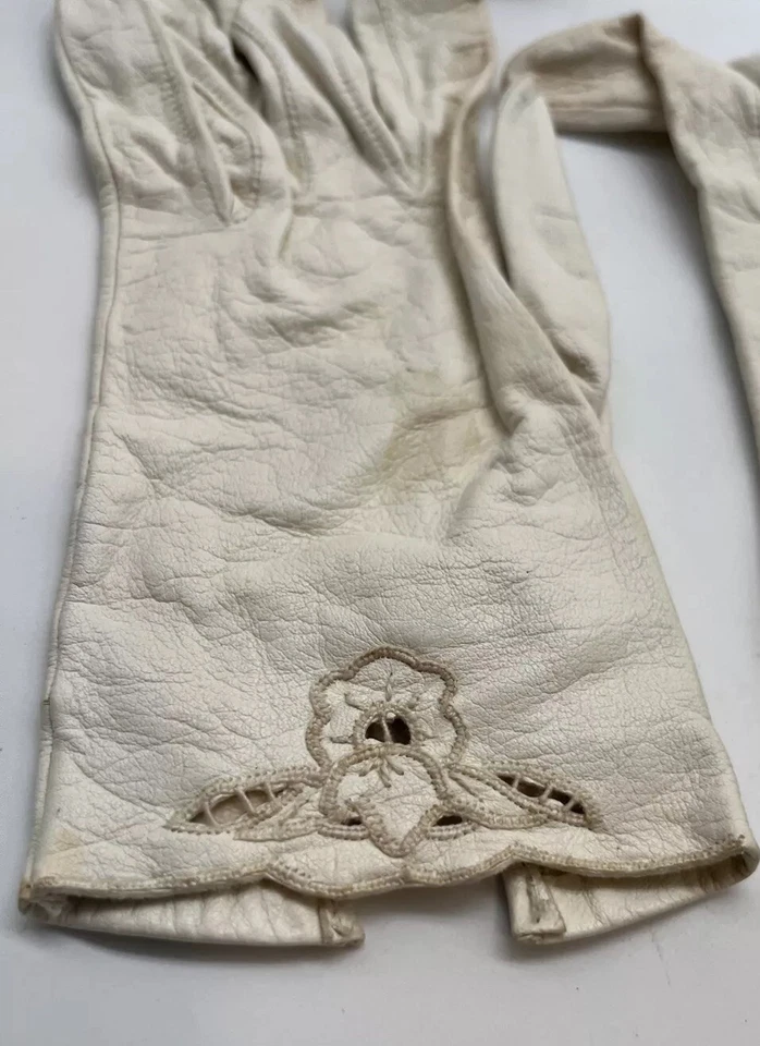 Vintage Ladies 1940’s Style White Leather Gloves Size 6.5 Decor - Image 4 of 4