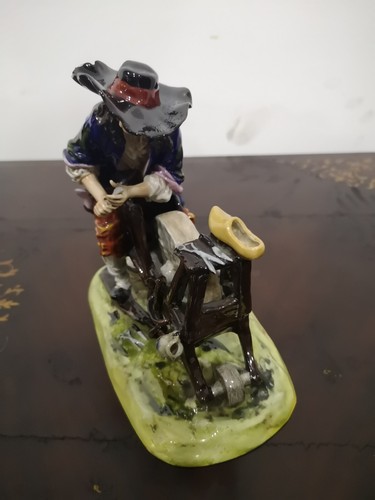 Statuetta Arrotino Smerigliatrice in Porcellana Capodimonte - Foto 2 di 9