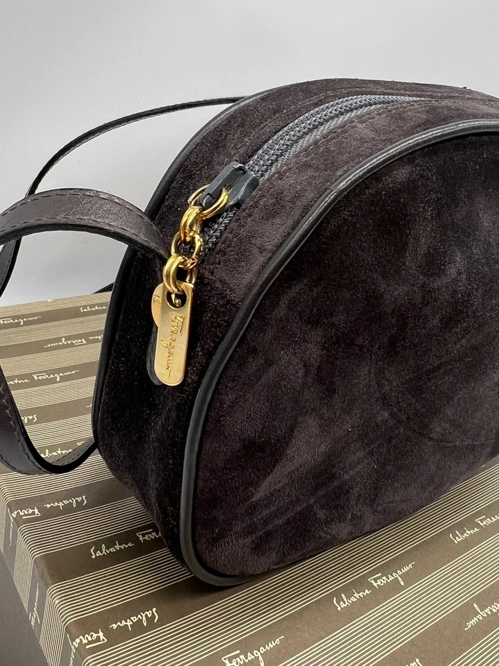 Bolsa tiracolo Salvatore Ferragamo vintage cinza camurça  - Imagem 4 de 4