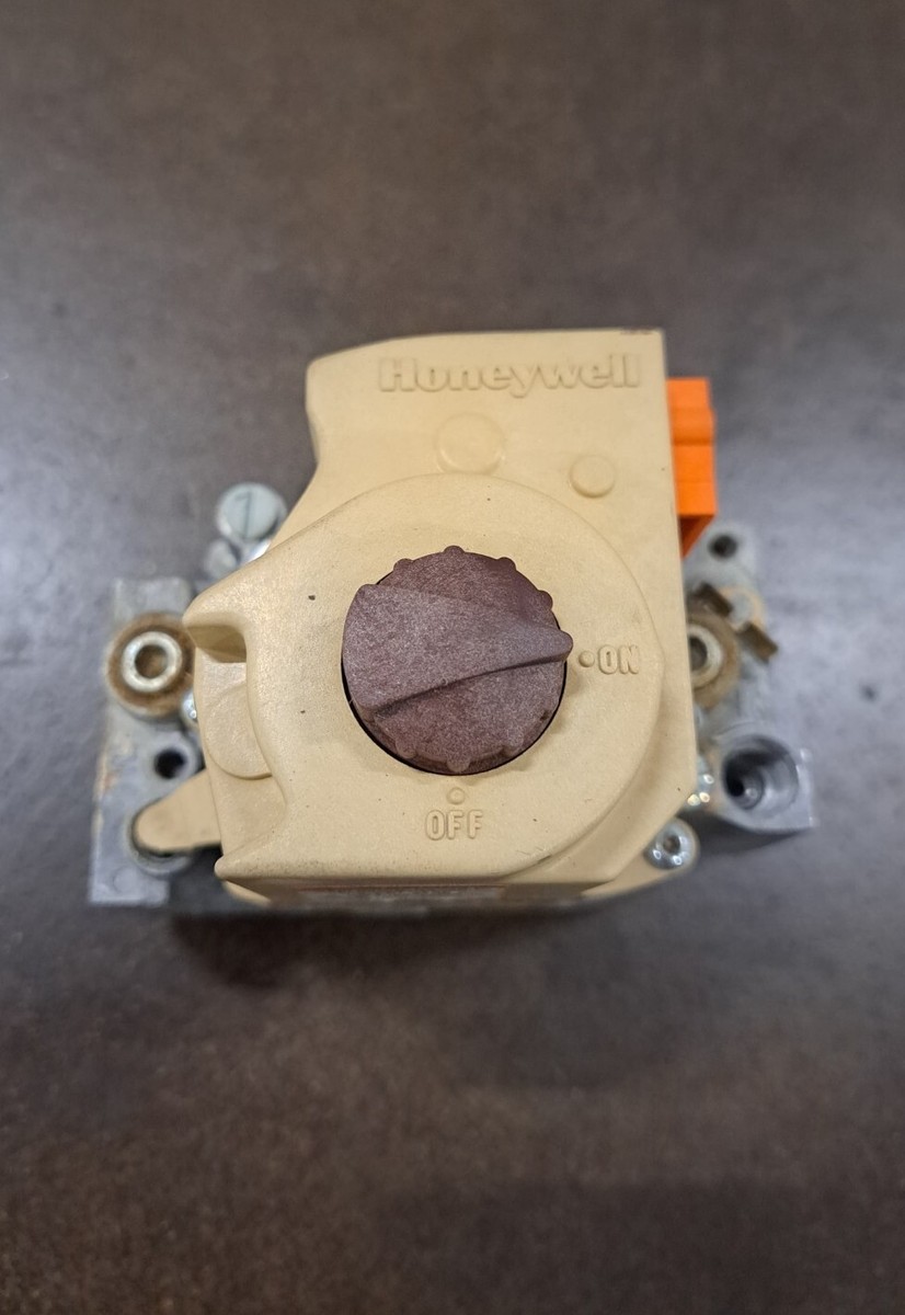 Honeywell VR8204H1048 Gas Valve Lennox Part# 51H3001 / VR8204H
