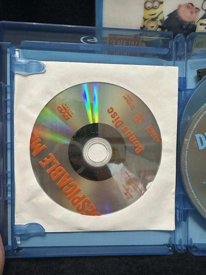 Despicable Me (3D + Blu-ray + DVD 4-Disc Set W/Inserts & Lenticular Slipcover) - Image 3 of 4