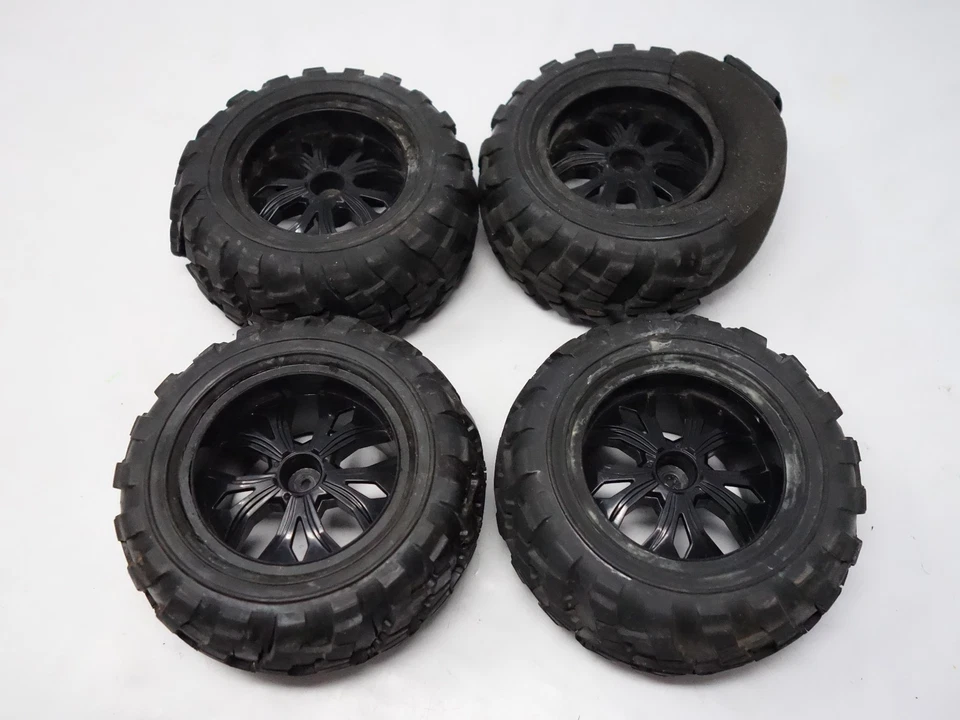 Jamara - Tiger - 4 Räder - schwarze Felgen - D 12,5 cm - B 5.5 cm -Reifen defekt - Bild 2 von 3