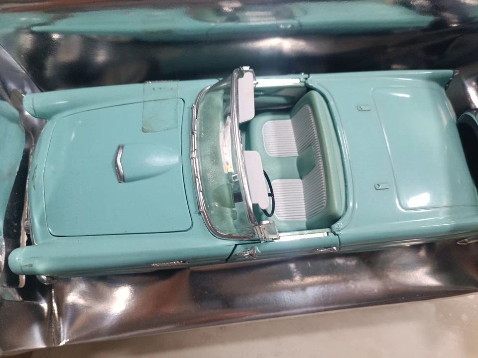 Automodello Ford Thunderbird 1956 Scala 1/18 cod.8804 - Immagine 4 di 4