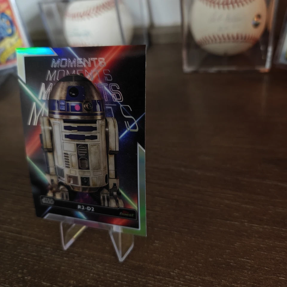 Topps 2024 cromo Star Wars R2-D2 Fm-15 refractor verde Foto 4 de 4
