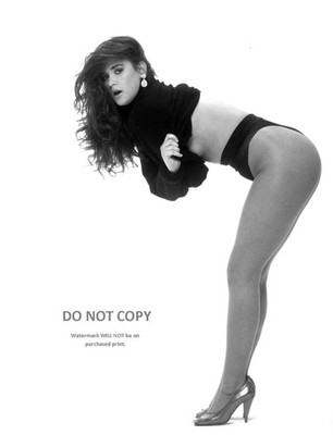 ACTRESS DEMI MOORE PIN UP - 8X10 PUBLICITY PHOTO