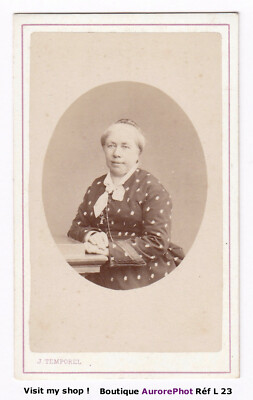 Wagner F. XIXe. Portrait de femme en buste. Huile sur toile, signée en