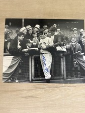 Joe DiMaggio Signed 8x10 Photograph – Yankees Legend Signing Autographs