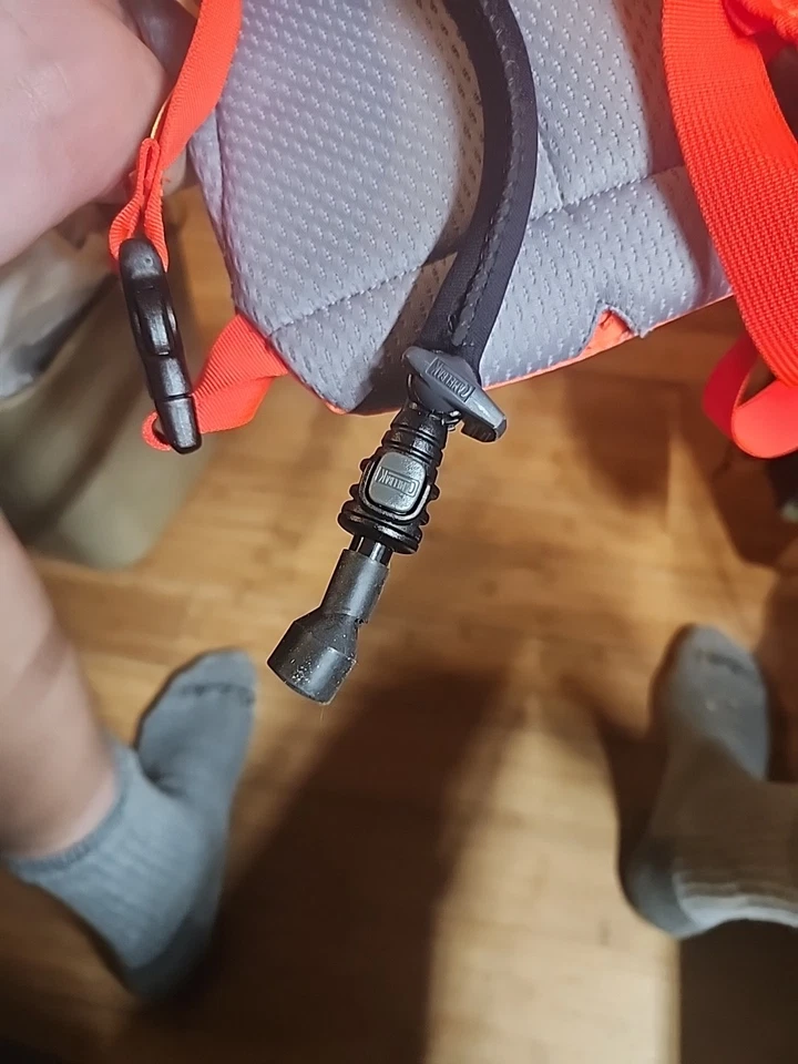 Mochila de hidratación CAMELBAK Hi-Viz naranja reflectante 2 litros equipo usada en excelente estado Foto 4 de 4