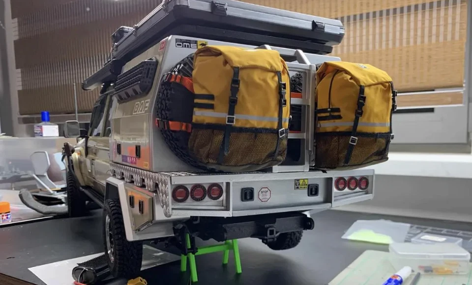 Toyota Land Cruiser LC79 RC Crawler – 1/10 Scale, Custom Build, LED Roof Bar - Image 3 of 4