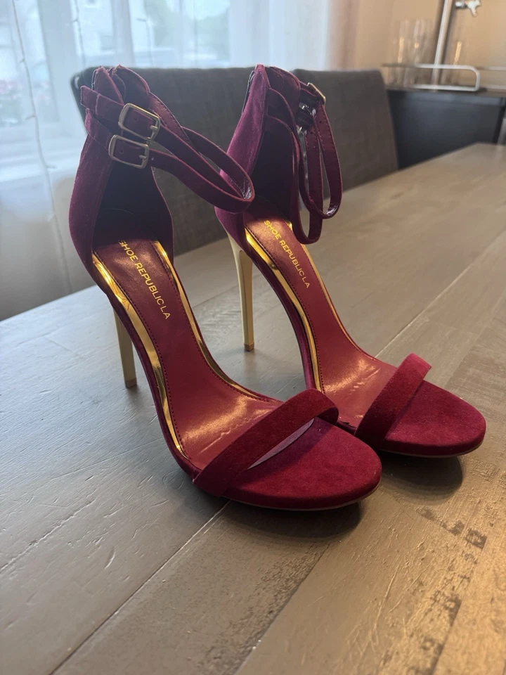 New Burgundy And Gold Heels Sandals Size 9 - Image 1 of 2