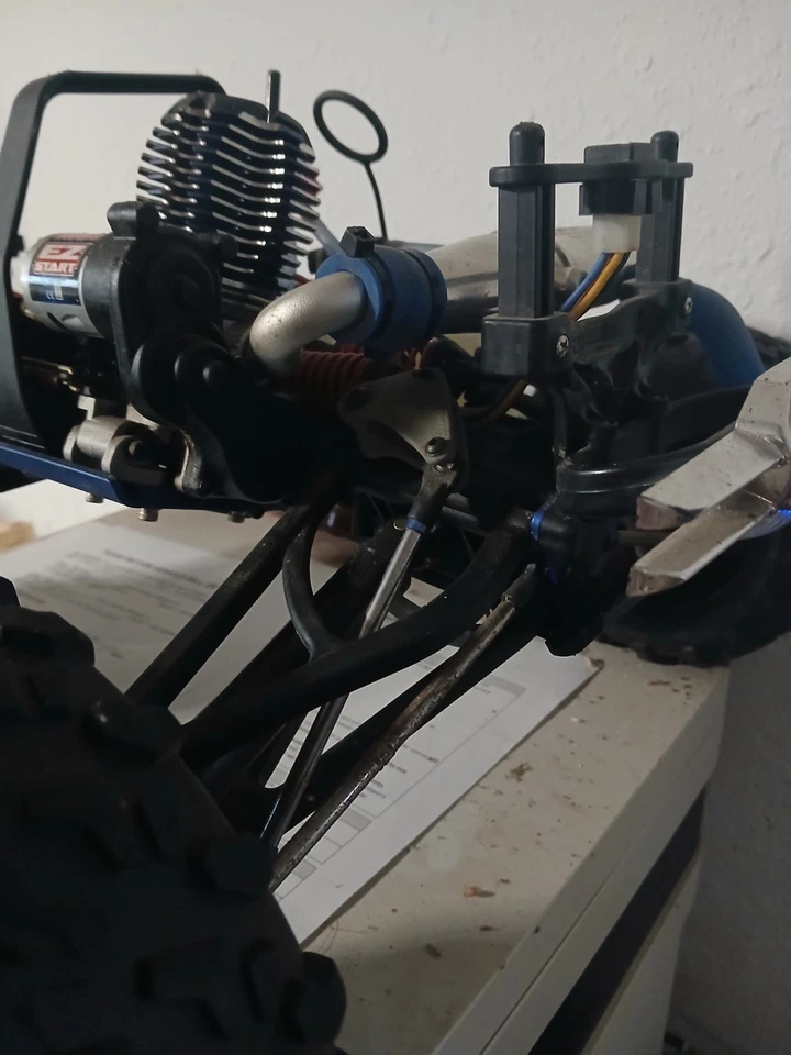 Traxxas REVO 3.3 NITRO 4WD RC Monster Truck - Image 4 of 4