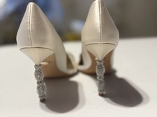 badgley mischka emily pointed toe pumps in off white Beige Size 7