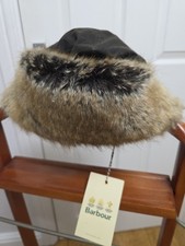 BARBOUR - AGGUATO, pelliccia sintetica, cappello cerato. PICCOLO verde oliva