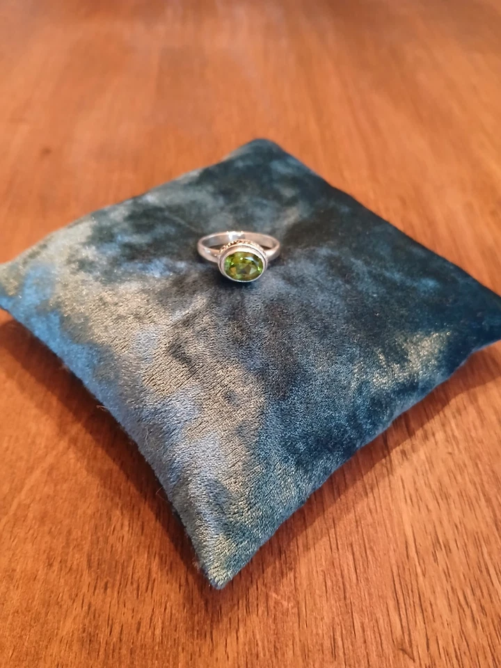 925 Sterling Silver Peridot Ring - Size 7.5 - Image 3 of 3