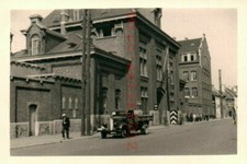 Photo, WW2, truck with flatbed in front of a barracks N 50062